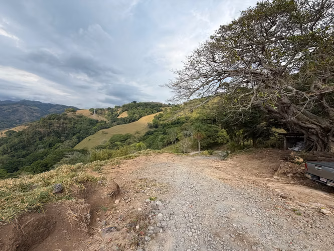 Gran finca con vistas impresionantes al Pacífico y al bosque.