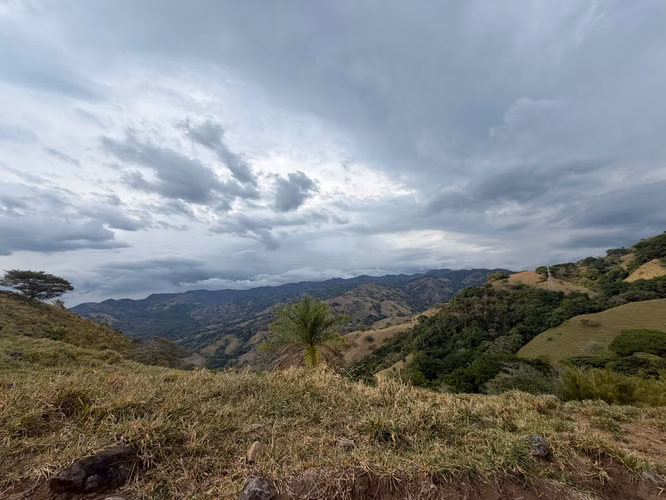 Gran finca con vistas impresionantes al Pacífico y al bosque.