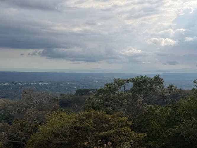 Gran finca con vistas impresionantes al Pacífico y al bosque.