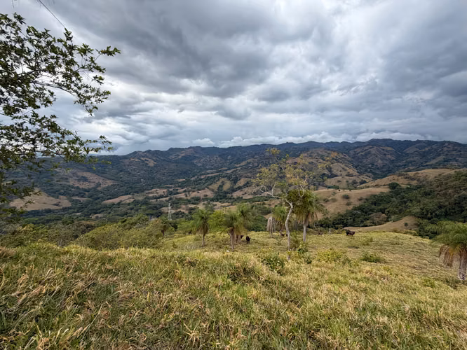 Gran finca con vistas impresionantes al Pacífico y al bosque.