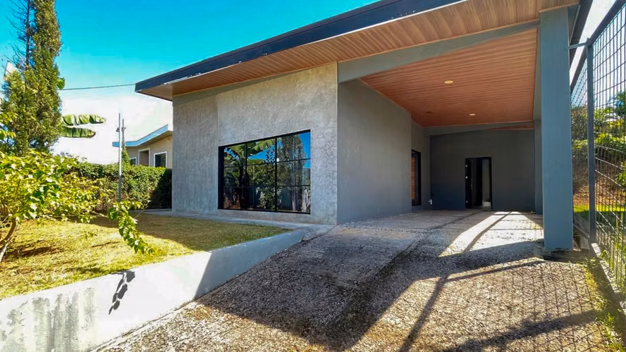 Casa moderna con un diseño atractivo en bonito barrio