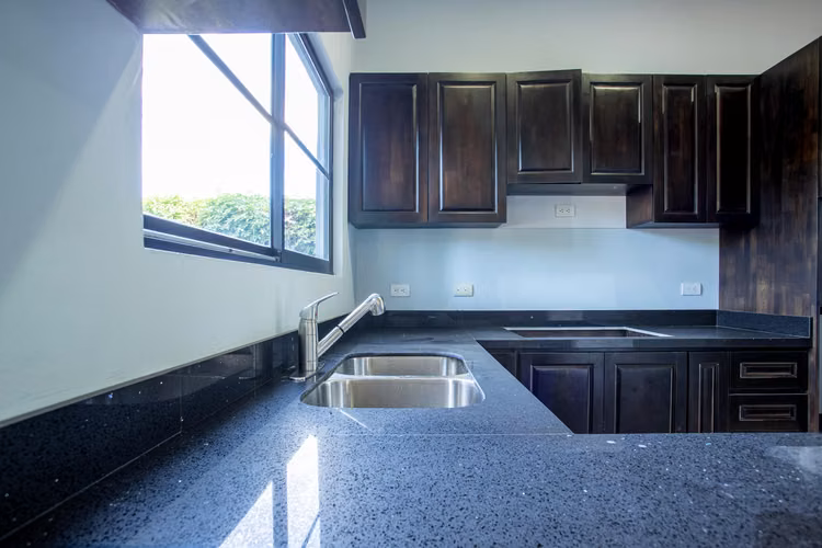 Casa moderna con un diseño atractivo en bonito barrio