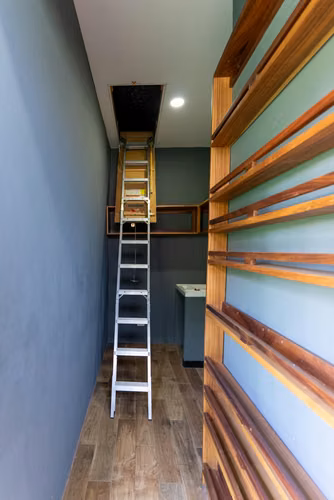 Casa moderna con un diseño atractivo en bonito barrio