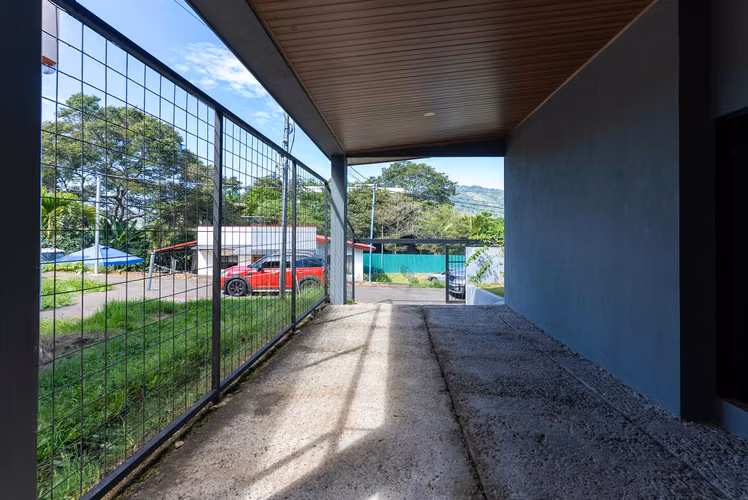 Casa moderna con un diseño atractivo en bonito barrio