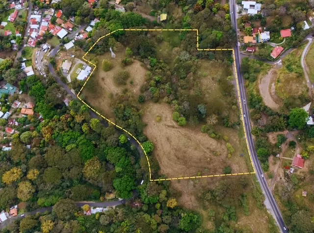 Finca en una ubicación commercial-residencial sobre la radial de Atenas - Imagen 4