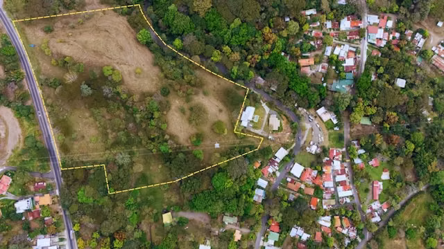 Finca en una ubicación commercial-residencial sobre la radial de Atenas - Imagen 3