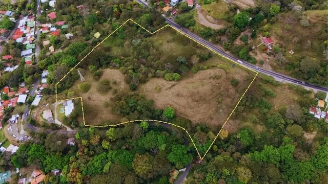 Finca en una ubicación commercial-residencial sobre la radial de Atenas - Imagen 1
