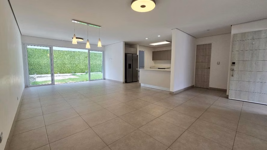 Alquiler de moderna casa en condominio sourse living