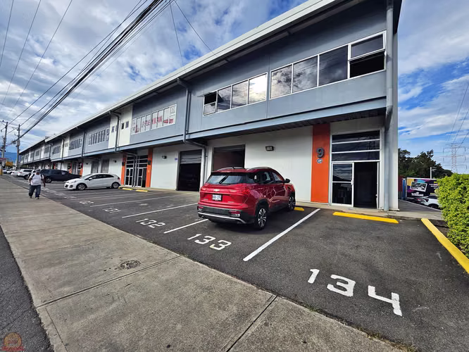 Inversión Ofi-Bodega Industrial 282.5 m² | Complejo Industrial en Calle Potrerillos | Portón de Carga | Seguridad 24/7 | $375,000