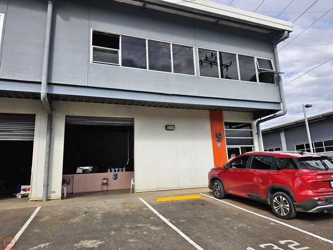 Inversión Ofi-Bodega Industrial 282.5 m² | Complejo Industrial en Calle Potrerillos | Portón de Carga | Seguridad 24/7 | $375,000