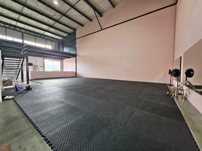 Inversión Ofi-Bodega Industrial 282.5 m² | Complejo Industrial en Calle Potrerillos | Portón de Carga | Seguridad 24/7 | $375,000