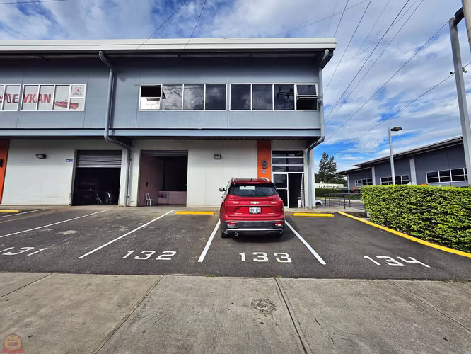 Inversión Ofi-Bodega Industrial 282.5 m² | Complejo Industrial en Calle Potrerillos | Portón de Carga | Seguridad 24/7 | $375,000