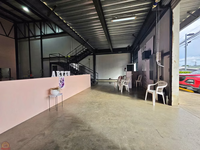 Inversión Ofi-Bodega Industrial 282.5 m² | Complejo Industrial en Calle Potrerillos | Portón de Carga | Seguridad 24/7 | $375,000