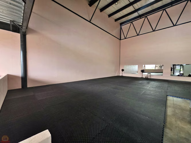 Inversión Ofi-Bodega Industrial 282.5 m² | Complejo Industrial en Calle Potrerillos | Portón de Carga | Seguridad 24/7 | $375,000