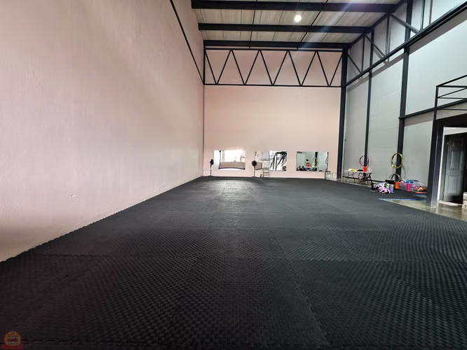 Inversión Ofi-Bodega Industrial 282.5 m² | Complejo Industrial en Calle Potrerillos | Portón de Carga | Seguridad 24/7 | $375,000