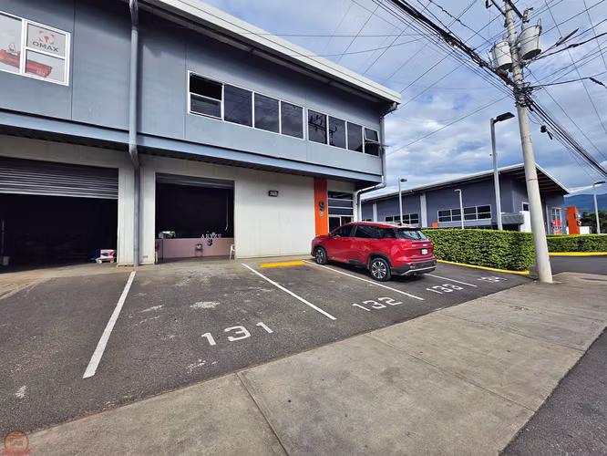 Inversión Ofi-Bodega Industrial 282.5 m² | Complejo Industrial en Calle Potrerillos | Portón de Carga | Seguridad 24/7 | $375,000