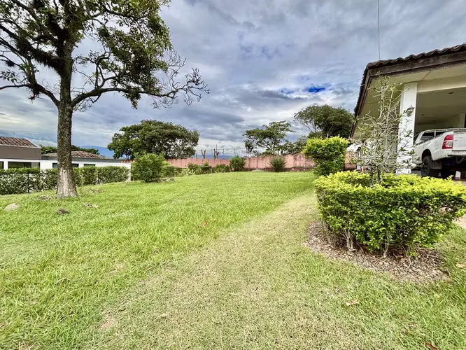 OPORTUNIDAD! VENTA LOTE EN CONDOMINIO EN LA GUACIMA - Imagen 2