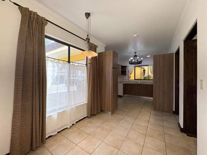 Alquiler de casa en Santa Ana. 3 Habitaciones + Servicio / Gran terraza y jardín / 4 Parqueos