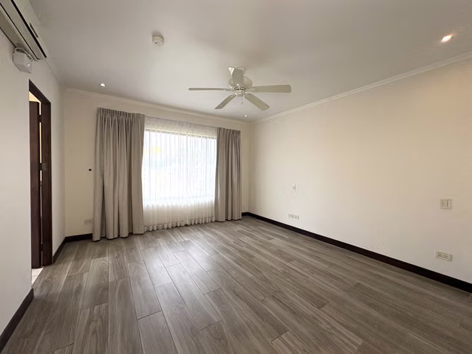 Alquiler de casa en Santa Ana. 3 Habitaciones + Servicio / Gran terraza y jardín / 4 Parqueos