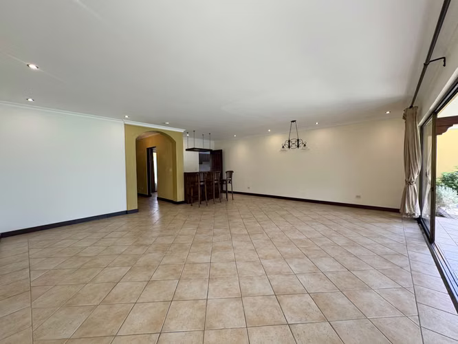 Alquiler de casa en Santa Ana. 3 Habitaciones + Servicio / Gran terraza y jardín / 4 Parqueos