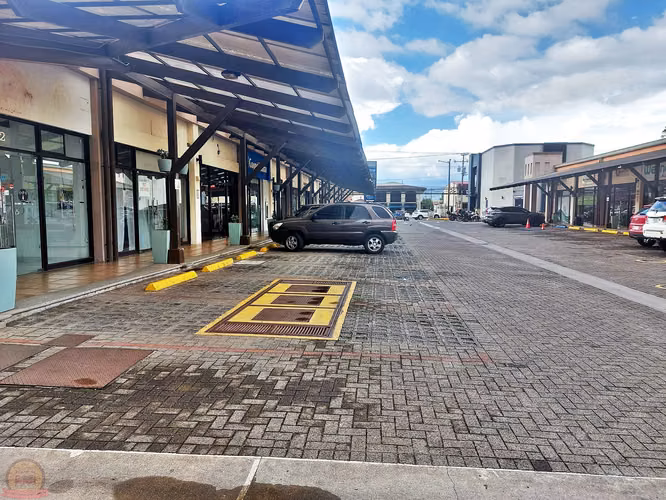 Local Comercial 100m² en Escazú | Alto Tráfico | Venta $225,000 - Imagen 2