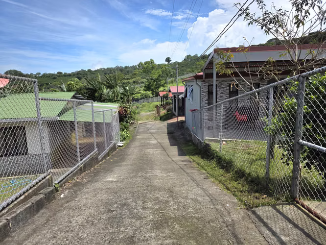 Venta de Casa en San Juan de Naranjo | Amplia Zona Verde