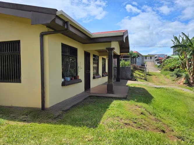 Venta de Casa en San Juan de Naranjo | Amplia Zona Verde