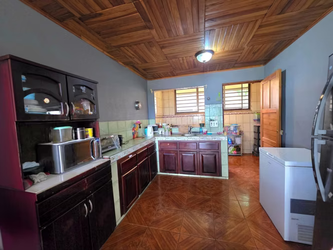 Venta de Casa en San Juan de Naranjo | Amplia Zona Verde
