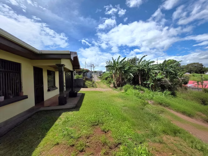 Venta de Casa en San Juan de Naranjo | Amplia Zona Verde