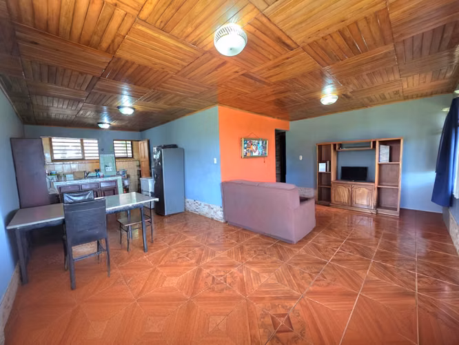 Venta de Casa en San Juan de Naranjo | Amplia Zona Verde