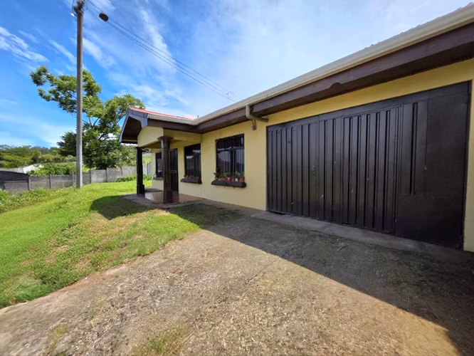 Venta de Casa en San Juan de Naranjo | Amplia Zona Verde