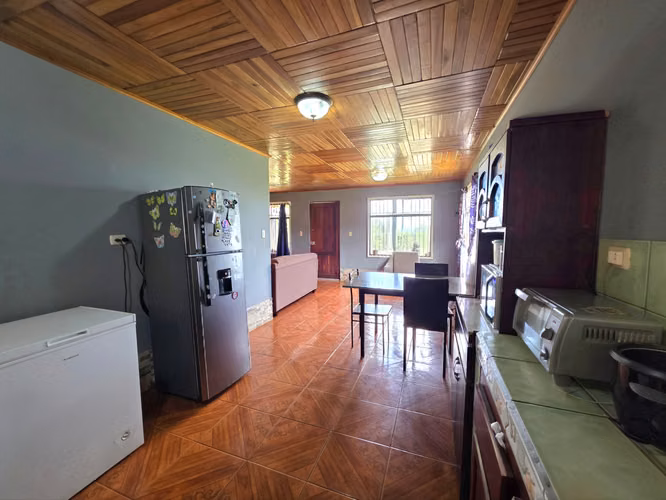 Venta de Casa en San Juan de Naranjo | Amplia Zona Verde