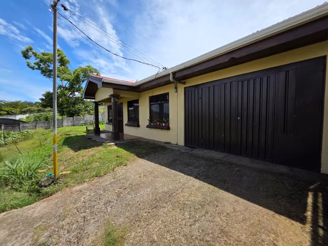 Venta de Casa en San Juan de Naranjo | Amplia Zona Verde