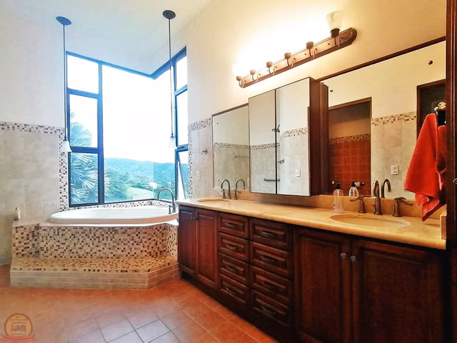 Casa de Lujo 4 Hab con Vista Panorámica | Cerro Colón, Mora | Venta - Renta - Imagen 12