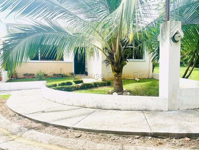Venta de Casa en  Condominio Málaga-Alajuela.