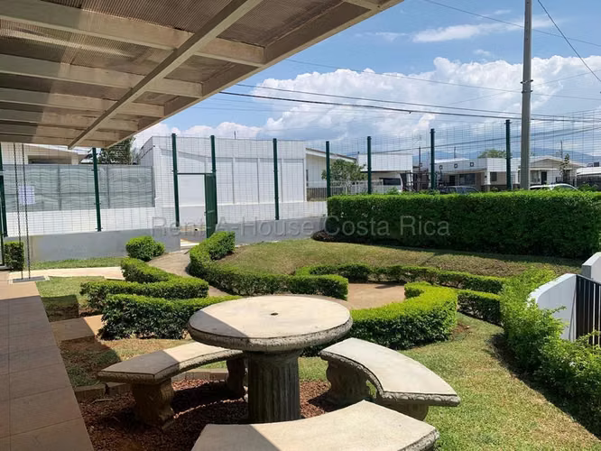 Venta de Casa en  Condominio Málaga-Alajuela.