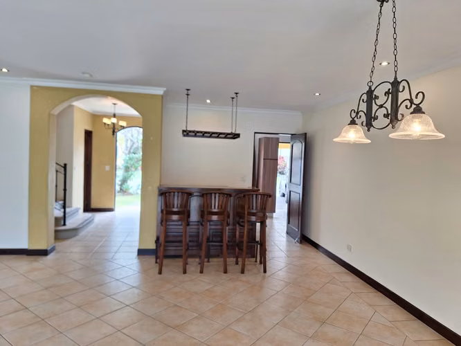 Casa de 4 habitaciones y 3.5 baños en Santa Ana. $2600 - Imagen 2