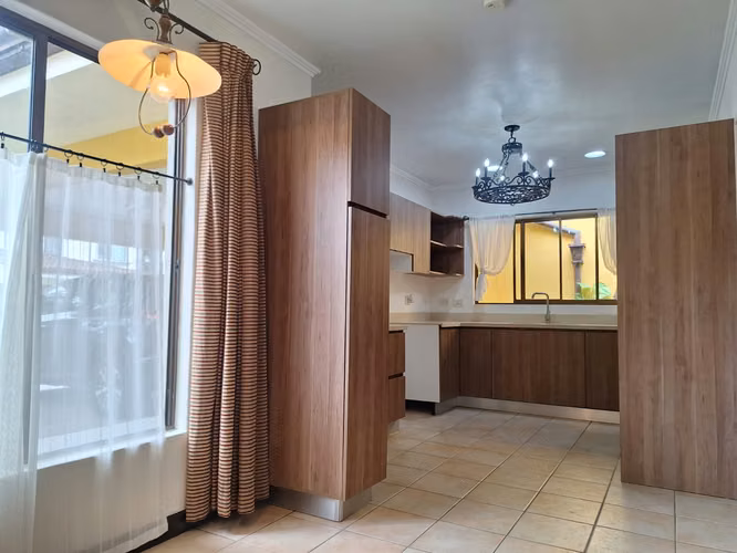 Casa de 4 habitaciones y 3.5 baños en Santa Ana. $2600 - Imagen 4