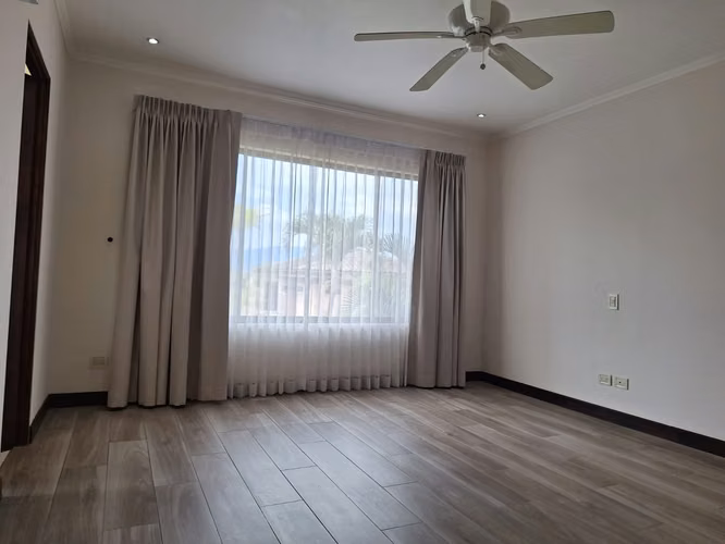 Casa de 4 habitaciones y 3.5 baños en Santa Ana. $2600 - Imagen 5