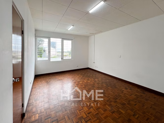 Casa Grande en alquiler en Rohrmoser 2 plantas