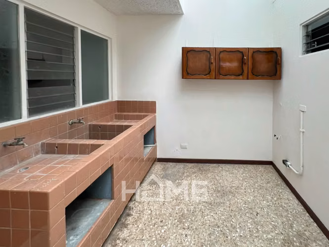 Casa Grande en alquiler en Rohrmoser 2 plantas