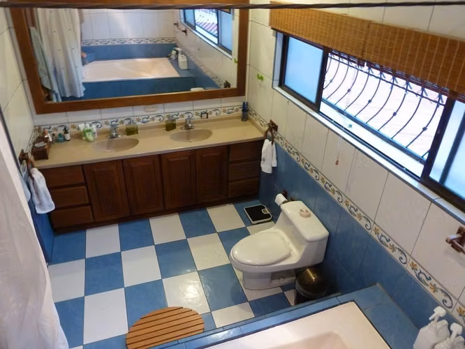 Casa en venta, independiente en Rohrmoser, San Jose. 3 habitaciones