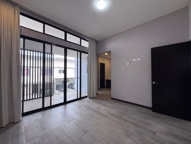 Venta de Moderna Casa en Condominio La Floresta con Un Vecino