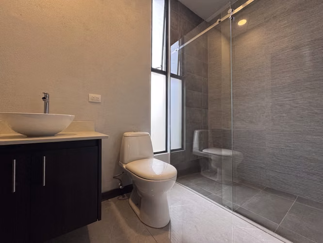 Venta de Moderna Casa en Condominio La Floresta con Un Vecino