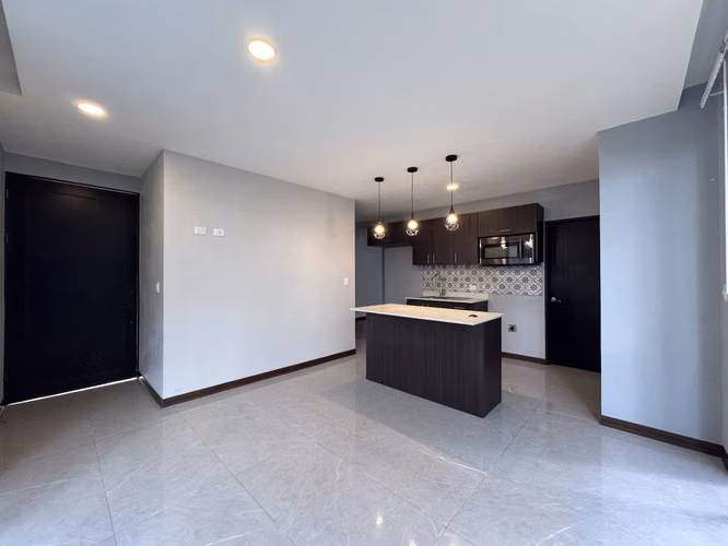 Venta de Moderna Casa en Condominio La Floresta con Un Vecino