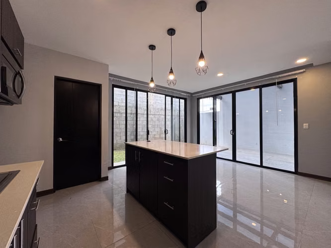 Venta de Moderna Casa en Condominio La Floresta con Un Vecino
