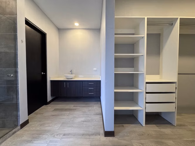 Venta de Moderna Casa en Condominio La Floresta con Un Vecino