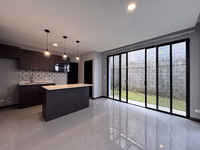 Venta de Moderna Casa en Condominio La Floresta con Un Vecino