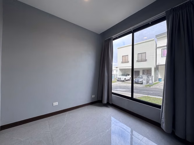 Venta de Moderna Casa en Condominio La Floresta con Un Vecino