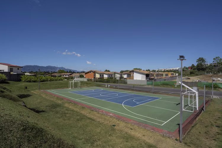 Venta de Moderna Casa en Condominio La Floresta con Un Vecino